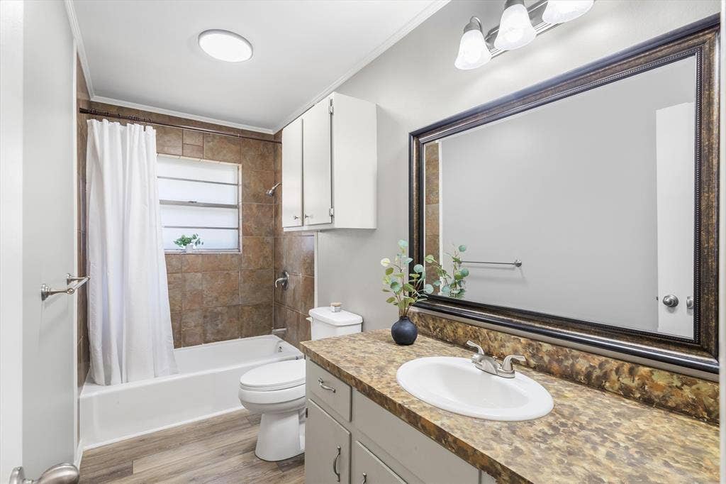 2941 Trey Circle, Athens, TX 75752 Guest bath with tiled shower