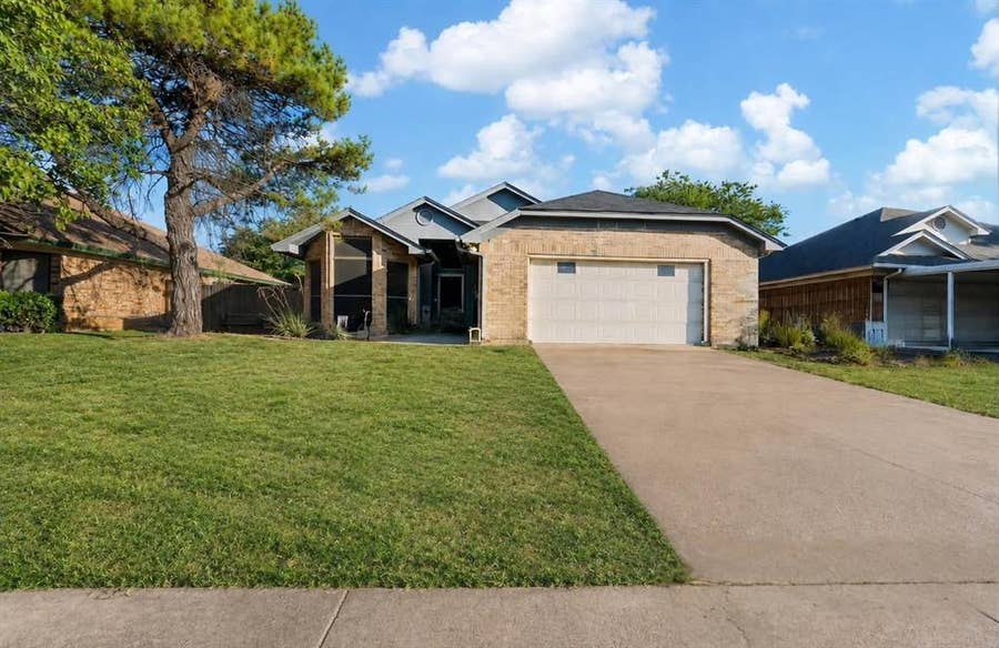 Property photo for 1060 Parkhill Avenue, Saginaw, TX