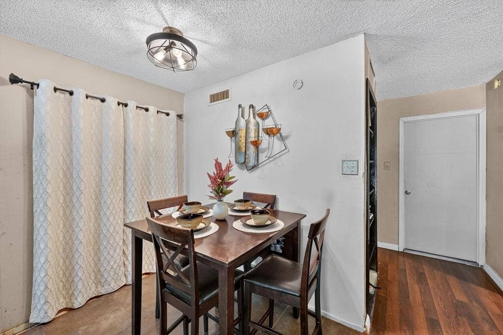 7131 Nutmeg Lane, Dallas, TX 75249 7131 Nutmeg Lane, Dallas, TX 75249