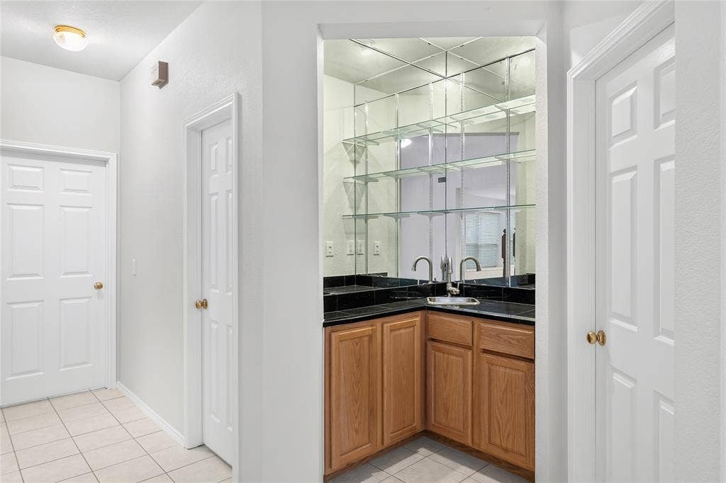 3328 Timber Brook Drive, Plano, TX 75074 Corner wet bar