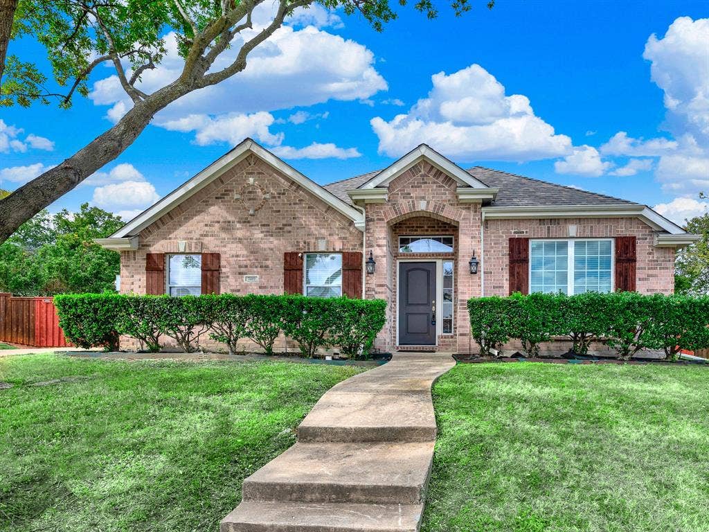 7409 High Point Drive, Sachse, TX 75048 Single story home in quiet Quail Hollow Estates