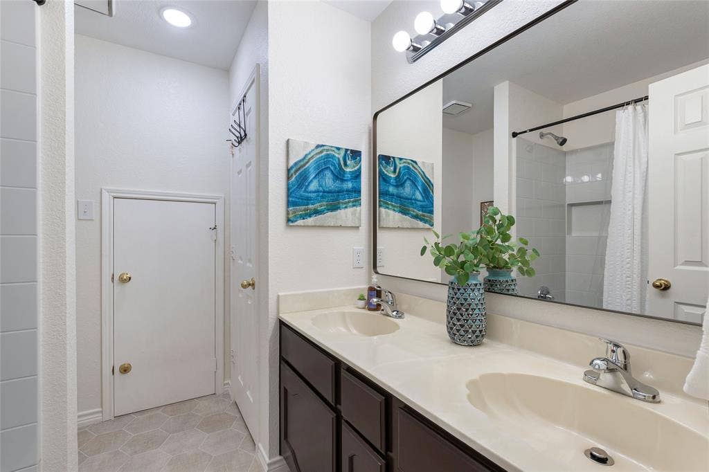 10231 Castle Drive, Frisco, TX 75035 10231 Castle Drive, Frisco, TX 75035