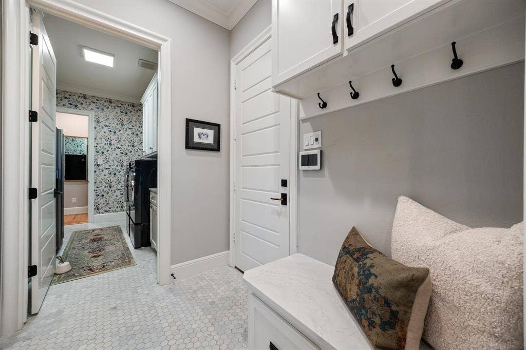2201 Hanna Court, Midlothian, TX 76065 Built-in mud room bench and storage keep everyday drop-offs organized.