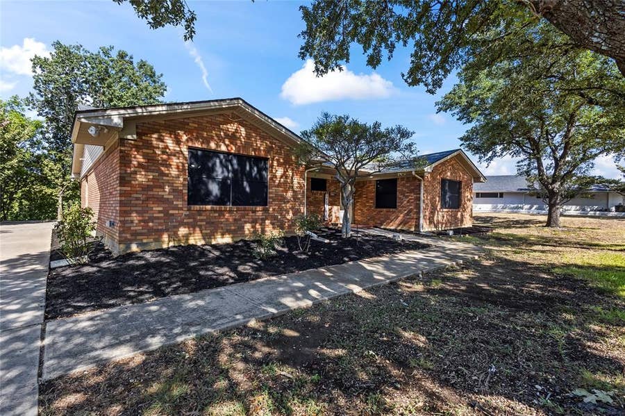 Property photo for 909 Robertson Road, Grand Prairie, TX