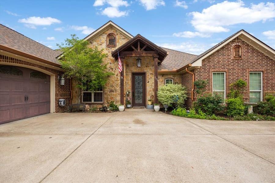 Property photo for 249 Heritage Court, Lindale, TX
