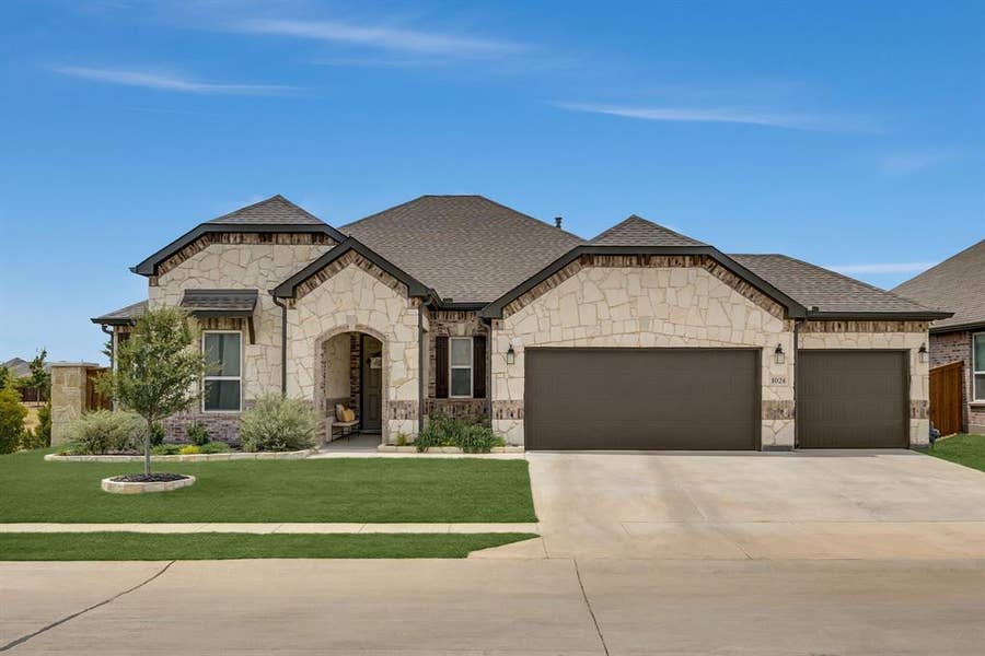 Property photo for 1024 Auburn Drive, Justin, TX