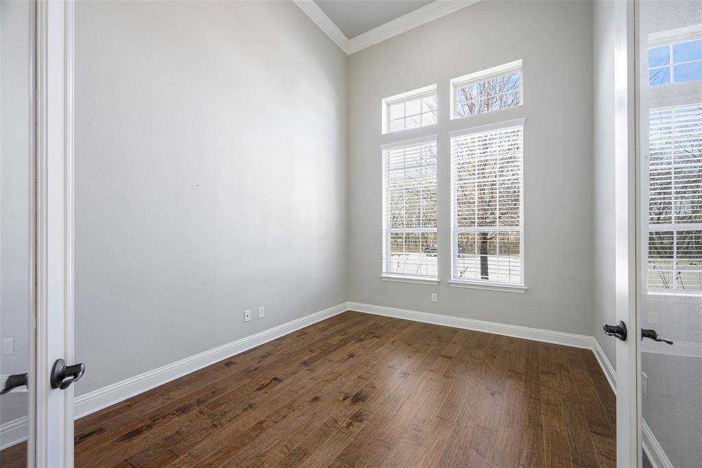 941 Leola Lane, Allen, TX 75013 Vaulted ceiling with crown molding, wood-finish flooring, and multiple large windows with blinds