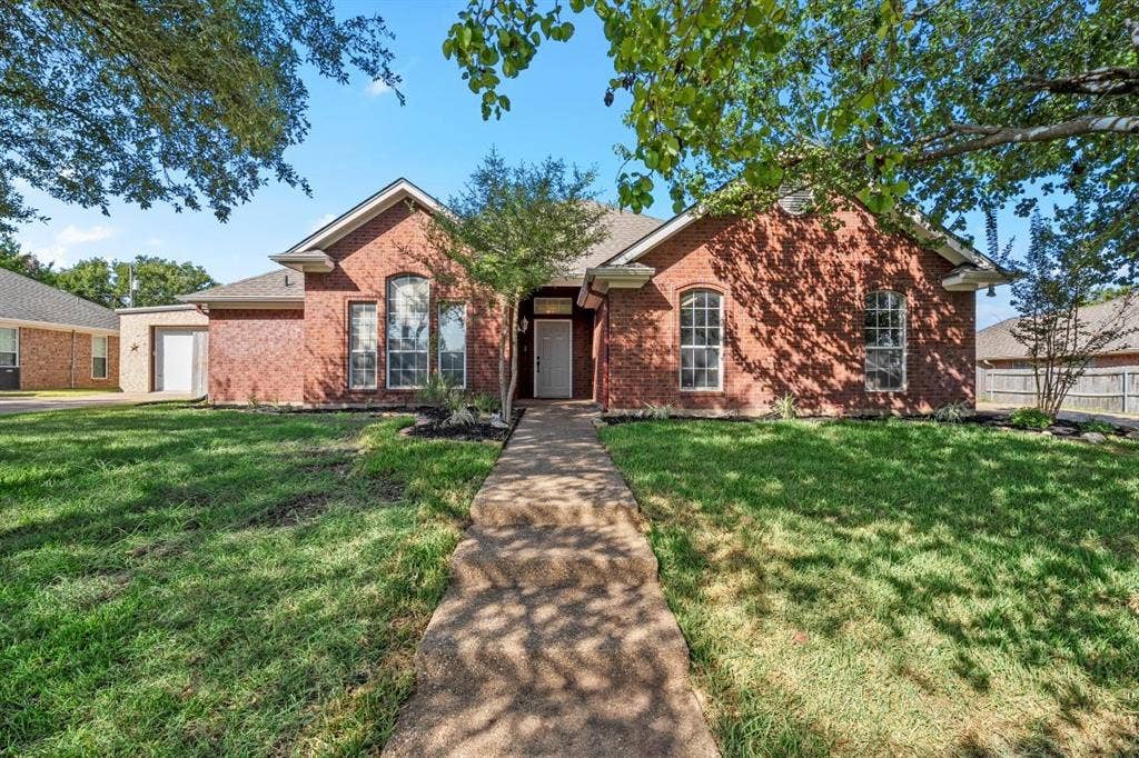 325 Fannin Drive, Hewitt, TX 76643 325 Fannin Drive, Hewitt, TX 76643