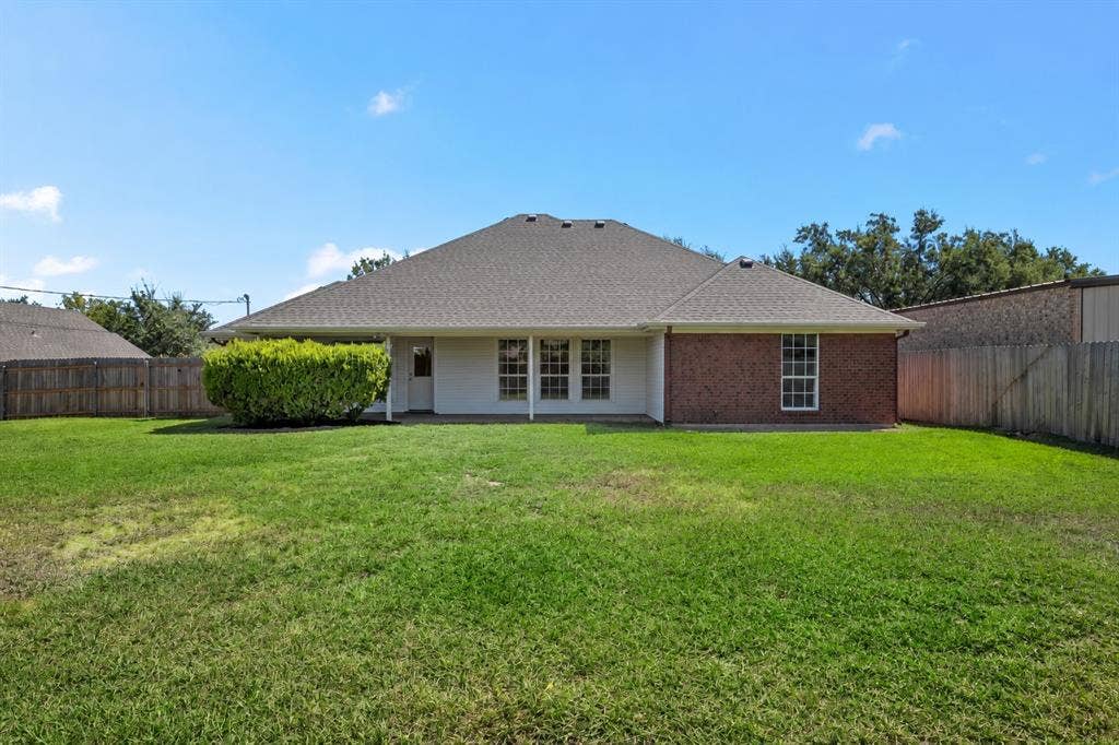 325 Fannin Drive, Hewitt, TX 76643 325 Fannin Drive, Hewitt, TX 76643