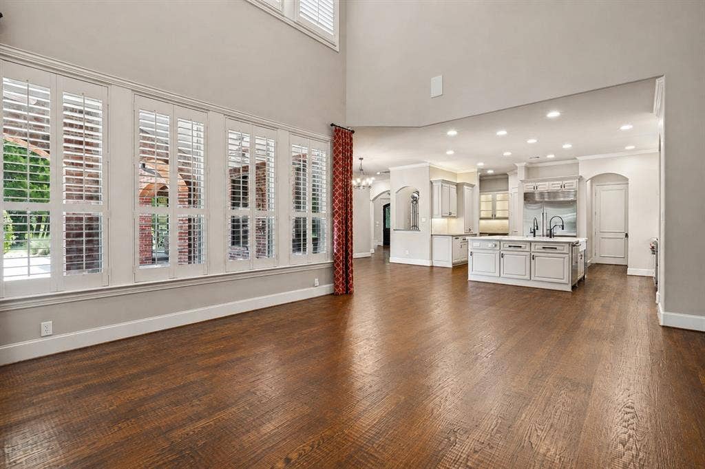 424 Wyndemere Boulevard, Heath, TX 75032 Hardwood flooring throughout, double-height ceilings, plantation shutters, recessed lighting, and a kitchen island with built-in cabinetry