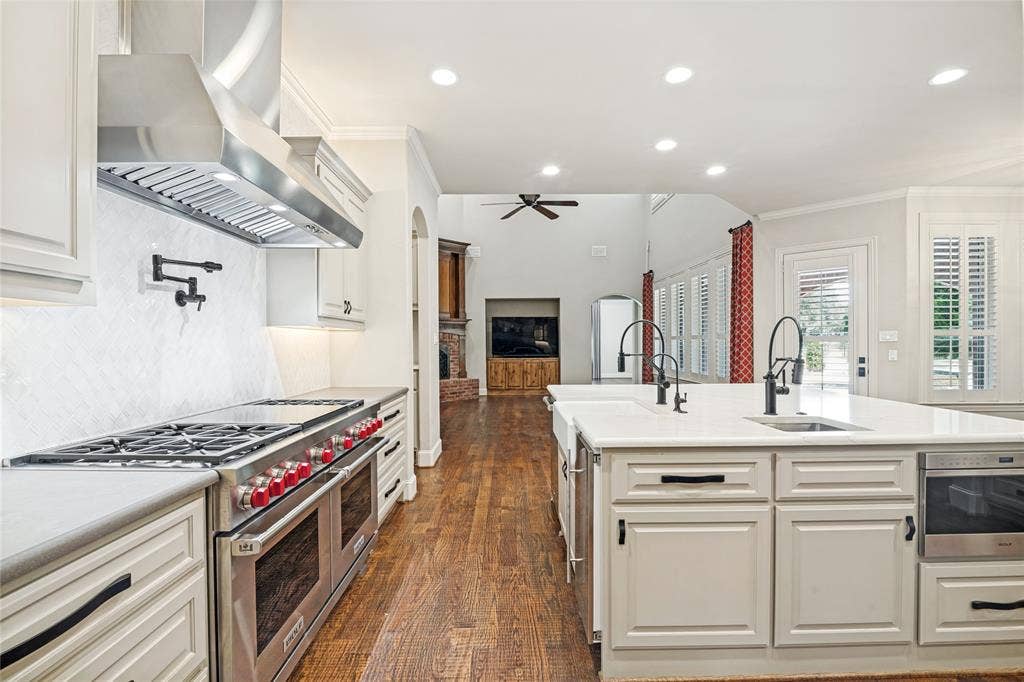424 Wyndemere Boulevard, Heath, TX 75032 Gourmet kitchen with professional-grade stainless steel range, custom range hood, and pot filler