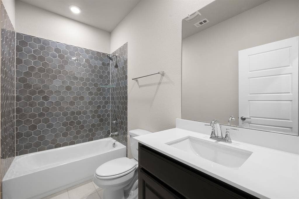 971 Richard Pittmon Drive, DeSoto, TX 75115 971 Richard Pittmon- Bathroom-2