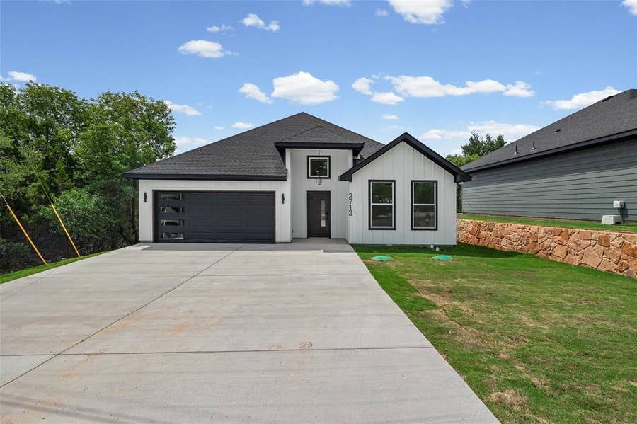 Property photo for 2712 Steepleridge Circle, Granbury, TX
