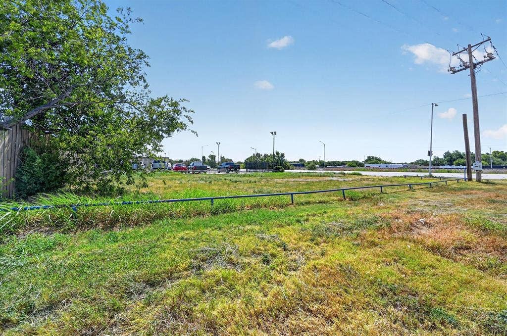 2126 W Main Street, Grand Prairie, TX 75050 2126 W Main Street, Grand Prairie, TX 75050