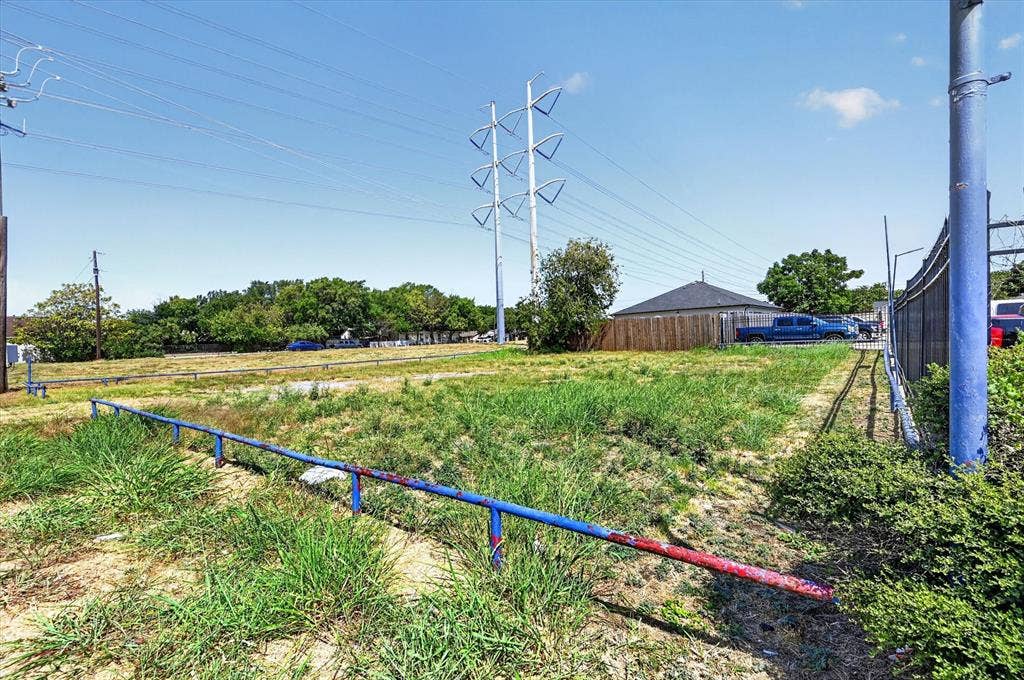 2126 W Main Street, Grand Prairie, TX 75050 2126 W Main Street, Grand Prairie, TX 75050