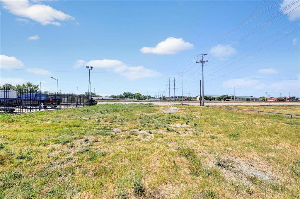 2126 W Main Street, Grand Prairie, TX 75050 2126 W Main Street, Grand Prairie, TX 75050