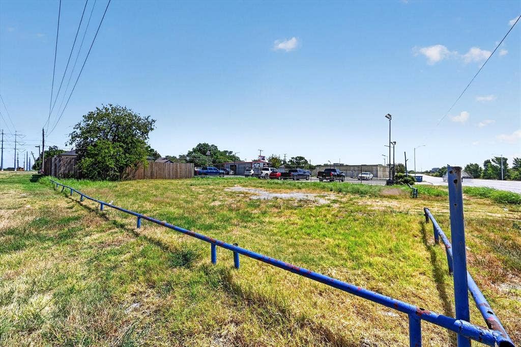 2126 W Main Street, Grand Prairie, TX 75050 2126 W Main Street, Grand Prairie, TX 75050