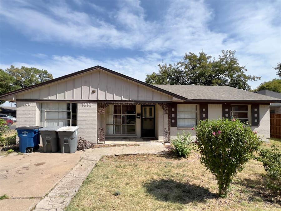 Property photo for 943 Deerwood Drive, Dallas, TX