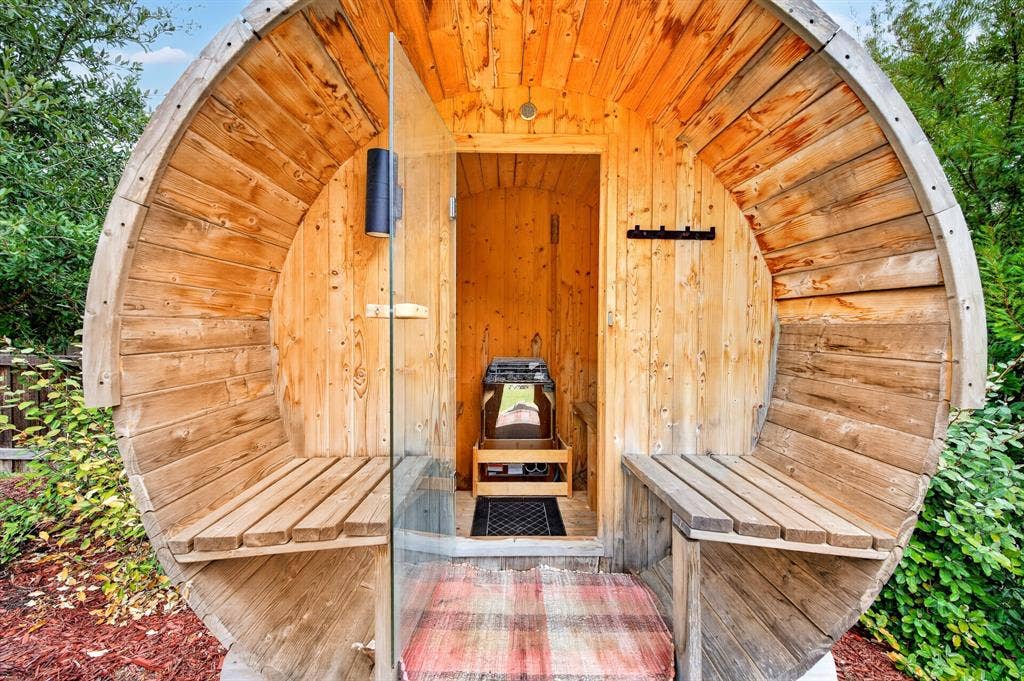 2600 Gavin Drive, Mansfield, TX 76063 ALEKO Finland pine wet/dry barrel sauna