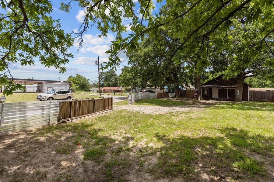 Property photo for 606 N Needmore Street, Athens, TX