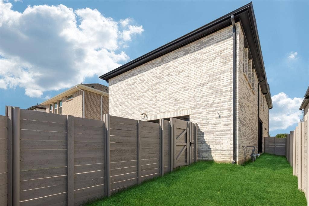 3716 Malamute Run, McKinney, TX 75071 Not too big and not too small, your new fenced side yard is just the right size for enjoying the great outdoors without all the maintenance.