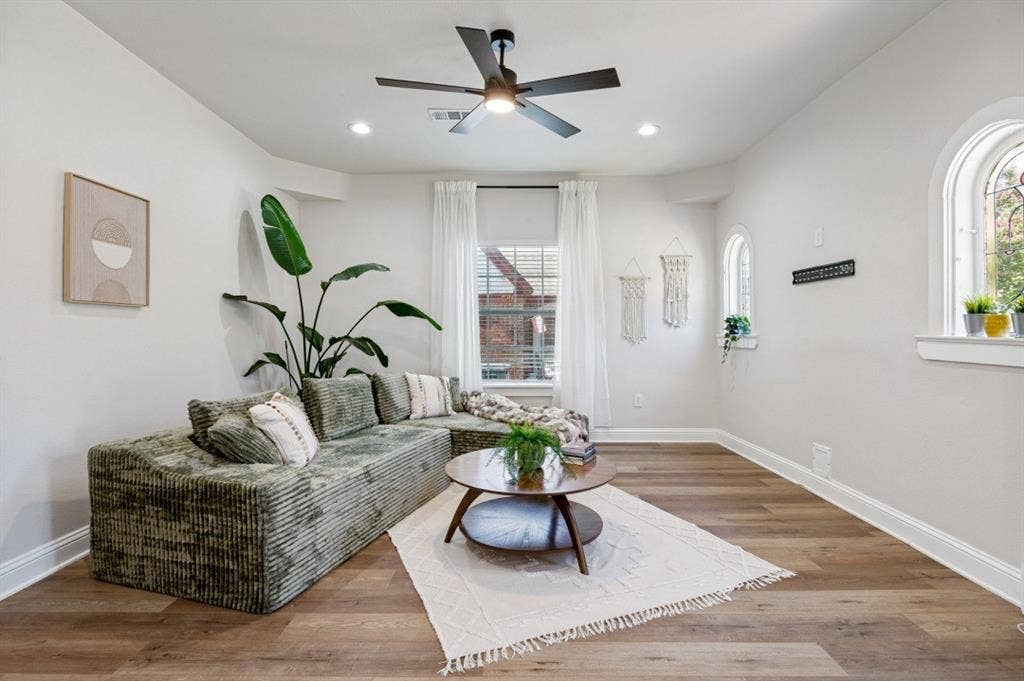 2744 Catherine Street, Dallas, TX 75211 2744 Catherine Street, Dallas, TX 75211
