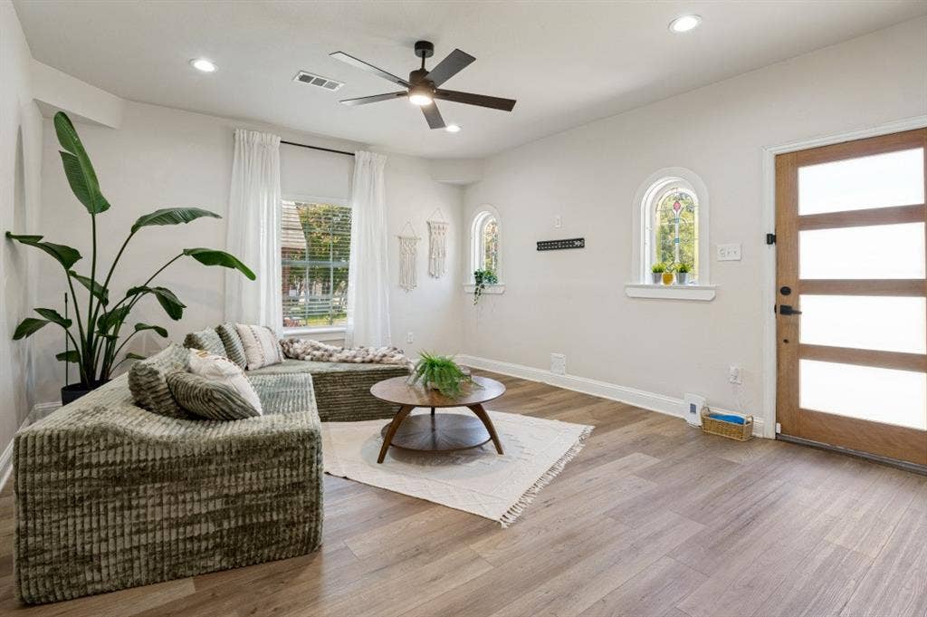2744 Catherine Street, Dallas, TX 75211 2744 Catherine Street, Dallas, TX 75211