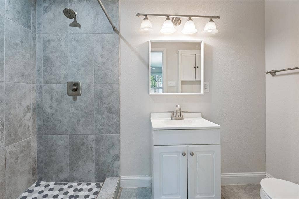 2744 Catherine Street, Dallas, TX 75211 2744 Catherine Street, Dallas, TX 75211
