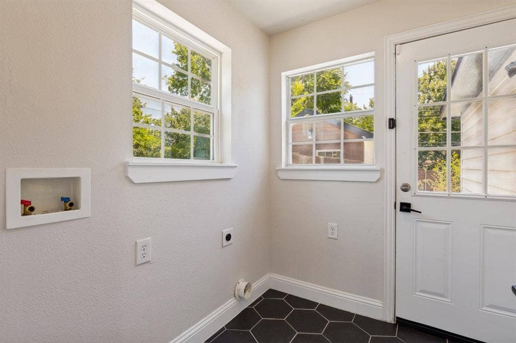 2744 Catherine Street, Dallas, TX 75211 2744 Catherine Street, Dallas, TX 75211