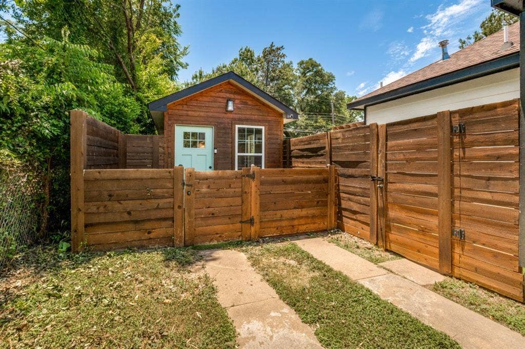 2744 Catherine Street, Dallas, TX 75211 2744 Catherine Street, Dallas, TX 75211