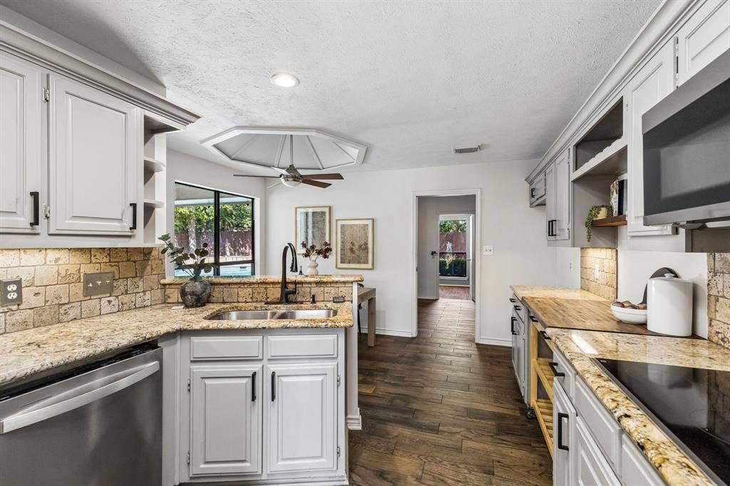 1015 Sandy Creek Drive, Allen, TX 75002 1015 Sandy Creek Drive, Allen, TX 75002