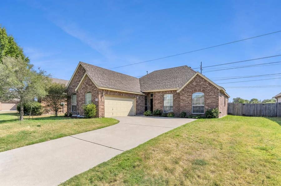 Property photo for 212 Goldeneye Drive, DeSoto, TX