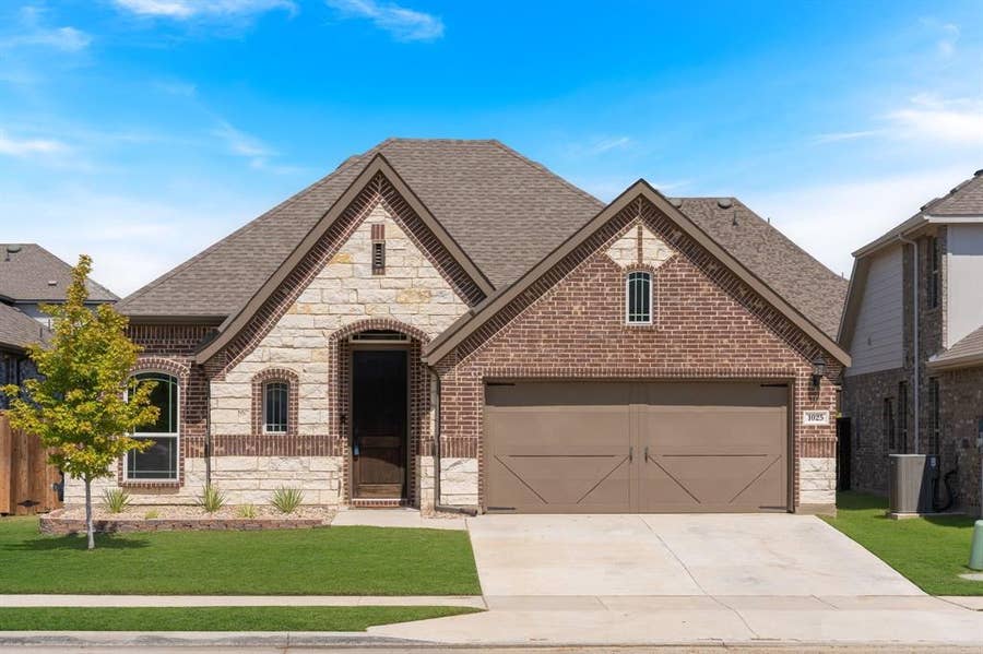 Property photo for 1025 Rosebay Drive, Justin, TX
