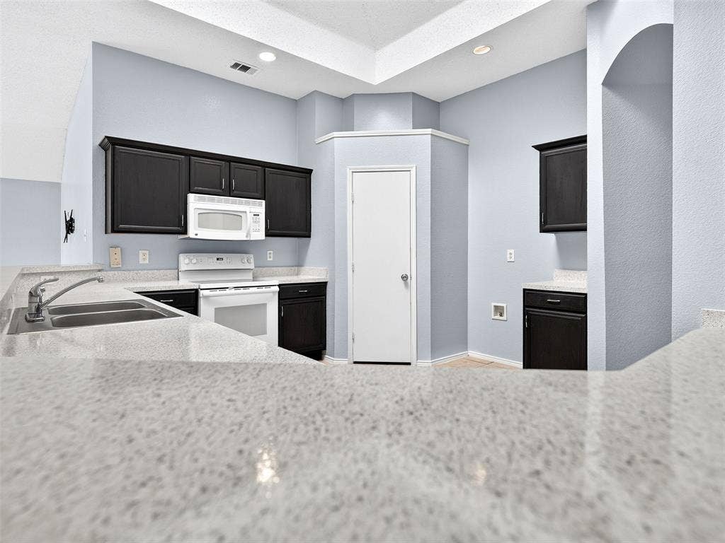 1022 Pondview Drive, Cedar Hill, TX 75104 1022 Pondview Drive, Cedar Hill, TX 75104