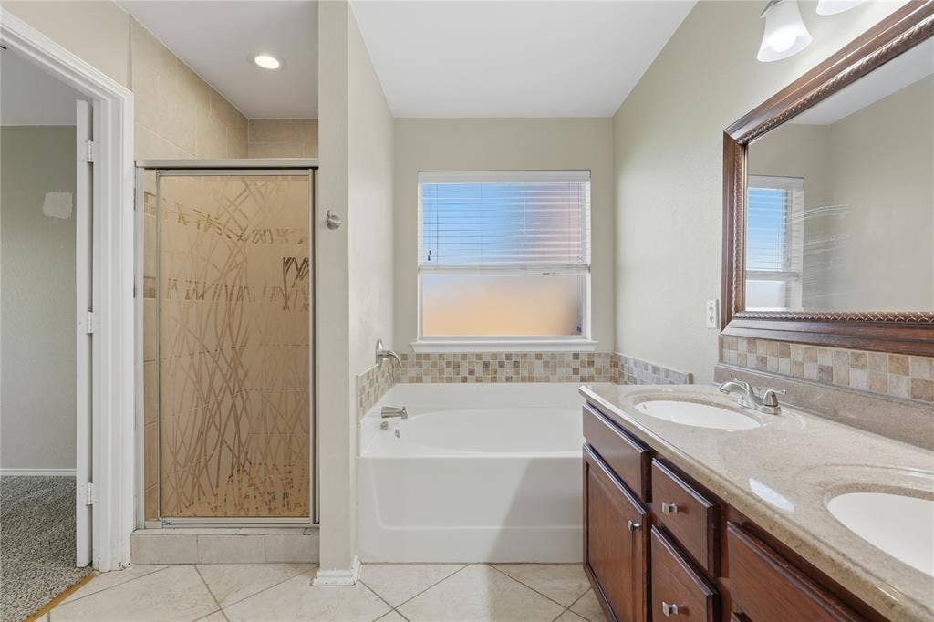 1104 Deedee Creek Drive, Euless, TX 76040 1104 Deedee Creek Drive, Euless, TX 76040