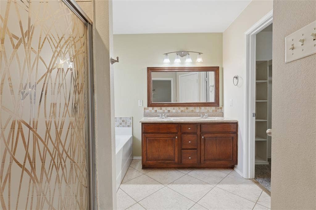 1104 Deedee Creek Drive, Euless, TX 76040 1104 Deedee Creek Drive, Euless, TX 76040