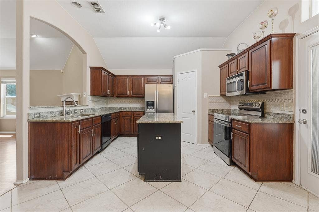 1104 Deedee Creek Drive, Euless, TX 76040 1104 Deedee Creek Drive, Euless, TX 76040