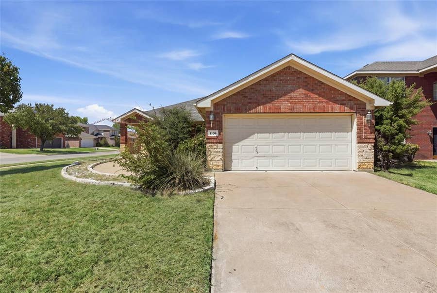 Property photo for 1104 Deedee Creek Drive, Euless, TX