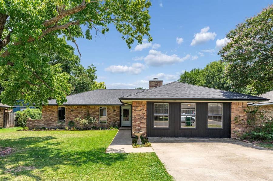 Property photo for 110 Bryn Mawr Lane, Waxahachie, TX