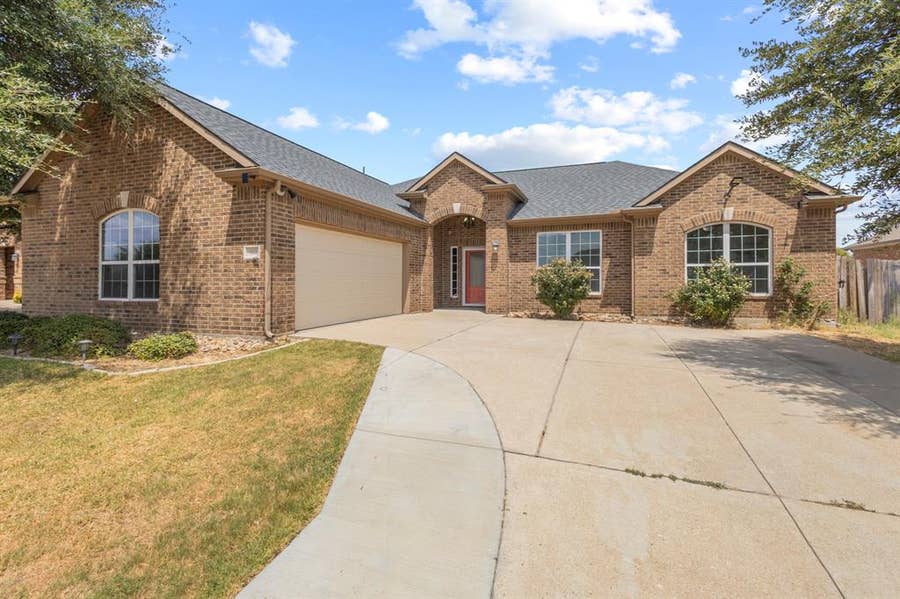 Property photo for 302 Kaylee Way, Red Oak, TX
