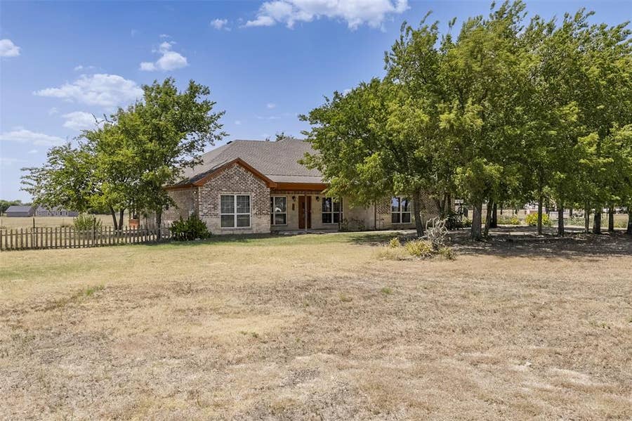 Property photo for 401 Carter Road, Italy, TX