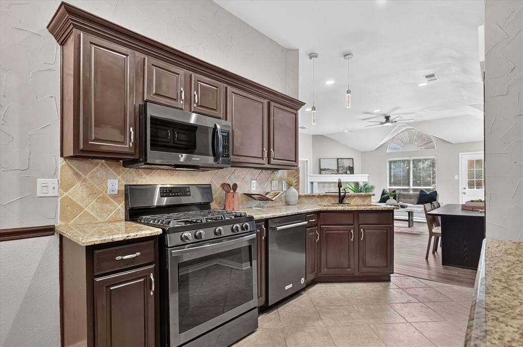 6908 Amethyst Lane, Plano, TX 75023 6908 Amethyst Lane, Plano, TX 75023