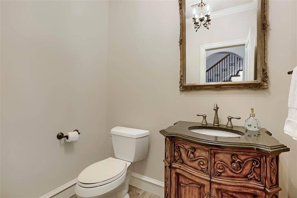 6335 Vanderbilt Avenue, Dallas, TX 75214 First floor powder bath.