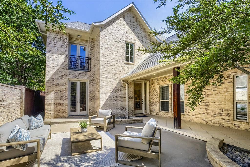 6335 Vanderbilt Avenue, Dallas, TX 75214 Courtyard has entrance to kitchen and front door.
