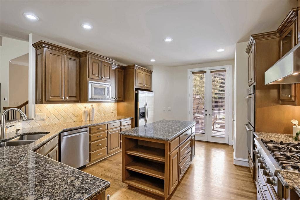 6335 Vanderbilt Avenue, Dallas, TX 75214 Center island and access to front courtyard living area.