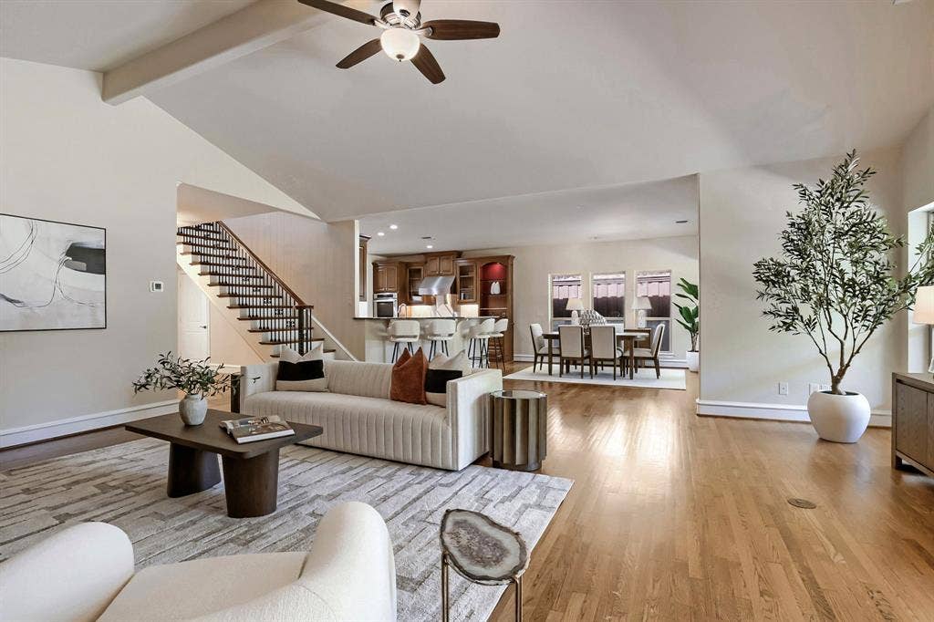 6335 Vanderbilt Avenue, Dallas, TX 75214 Great entertaining living space.