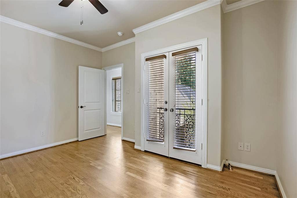 6335 Vanderbilt Avenue, Dallas, TX 75214 Upstairs bedroom with Juliette doors.