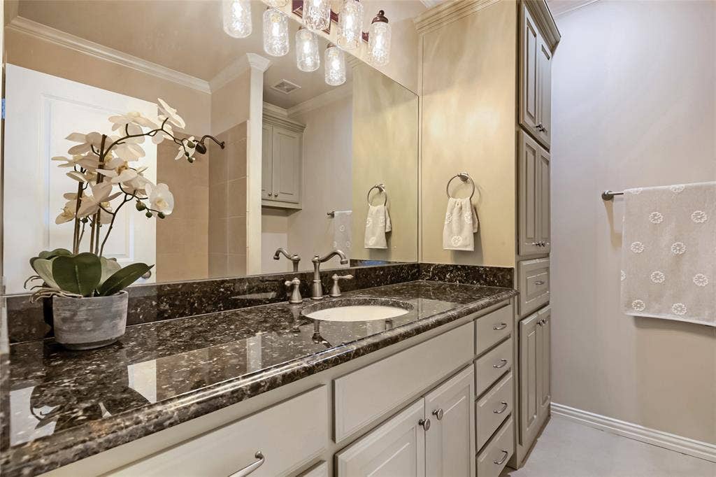 6335 Vanderbilt Avenue, Dallas, TX 75214 Second floor full bath