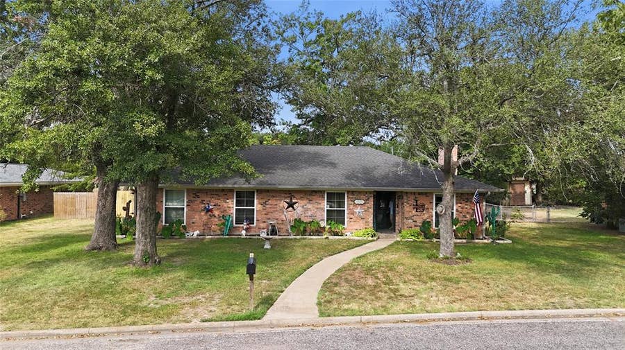 Property photo for 3016 Arapaho Road, Commerce, TX