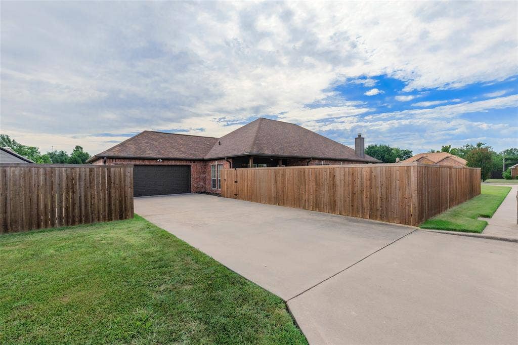 1308 Madeline Street, Commerce, TX 75428 Side entry garage